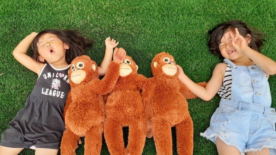 寝そべる子ども